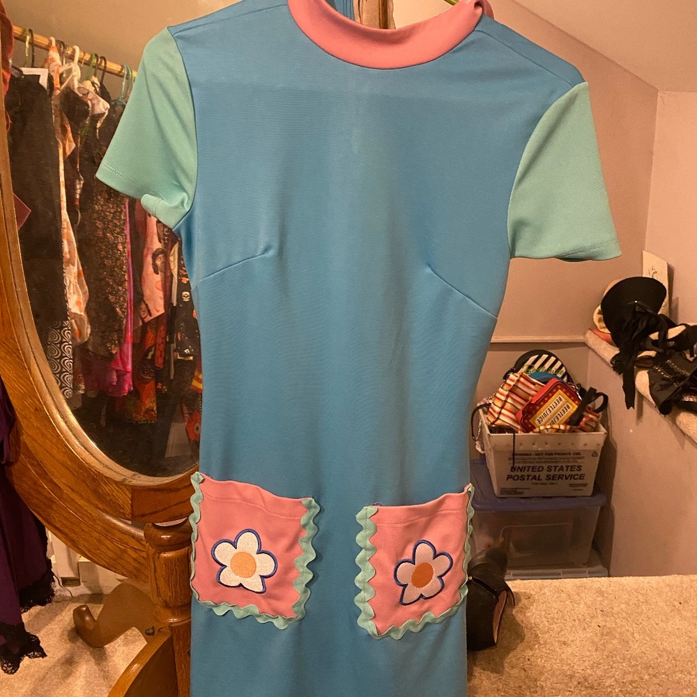 Unique Vintage Smak Parlour retro dress. size small. flower pockets